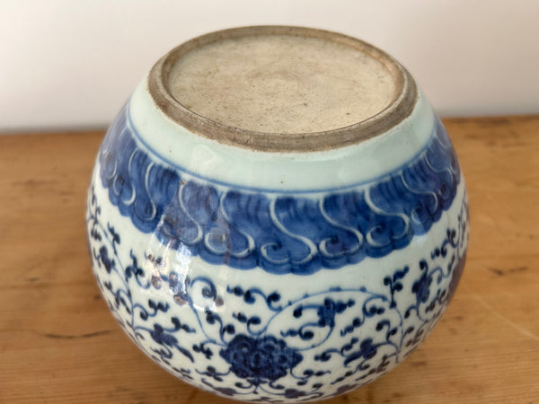 - Qing 18th Century Floral Ginger Jar with Lid - Chinese Porcelain